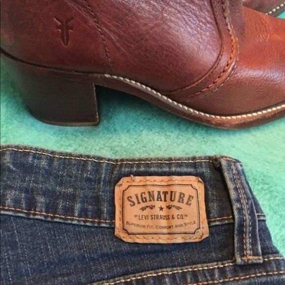 Levi's signature at waist bootcut jeans. Size 00 or 24R medium wash clean look - Picture 2 of 6